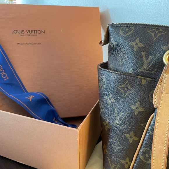 Louis Vuitton Totally MM Shoulder Bag - Picture 3 of 13